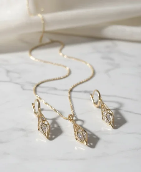 طقم ذهبي آسر بتصميمه الهندسي المبتكر