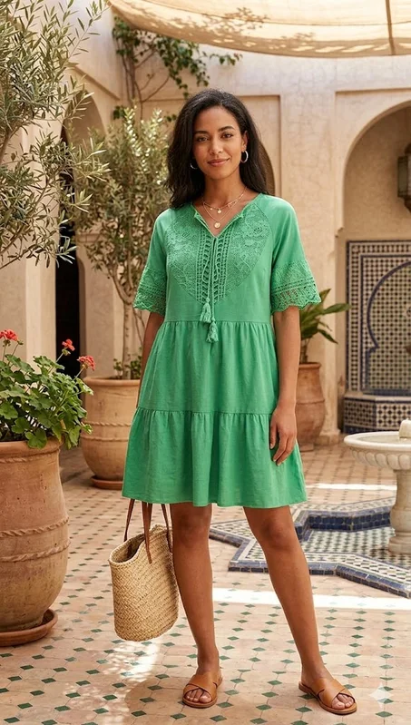 فستان "بوهو" أخضر زمردي بأكمام قصيرة وتفاصيل دانتيل ساحرة ✨🌿