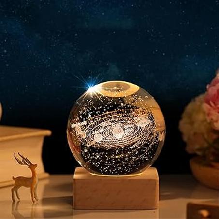 Boule de cristal de l'univers avec base en bois