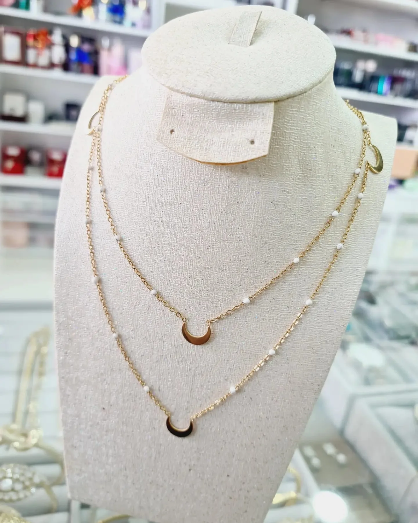 سنيسلات وقيلادات جميلة وأنيقة للبنات والعيالات🥰