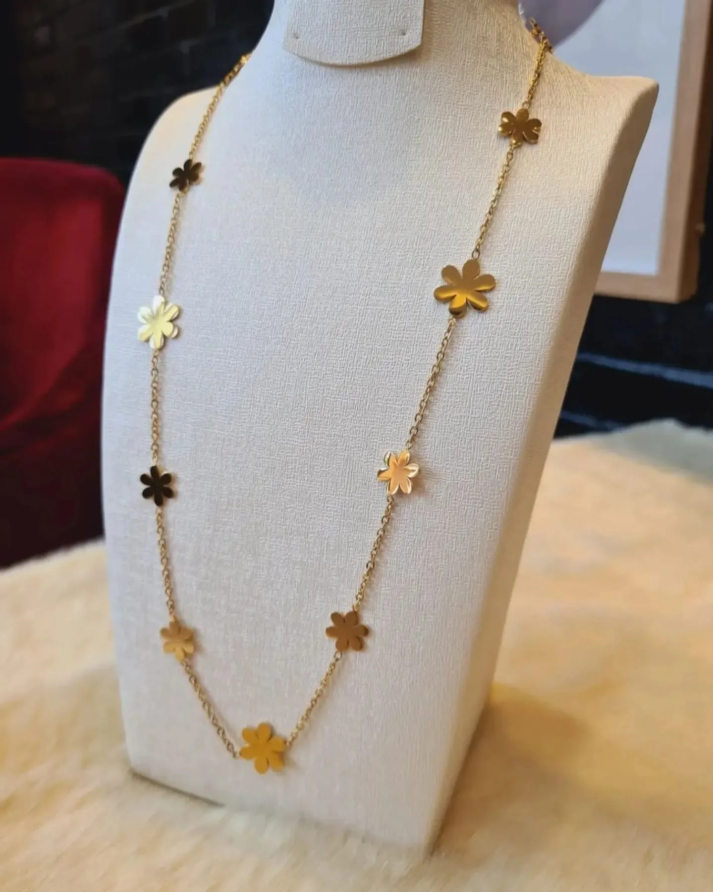 سنيسلات وقيلادات جميلة وأنيقة للبنات والعيالات🥰