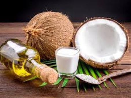 فوائد زيت الجوز الهندي مكافحة قشرة الشعر تسخين القليل من زيت جوز الهند