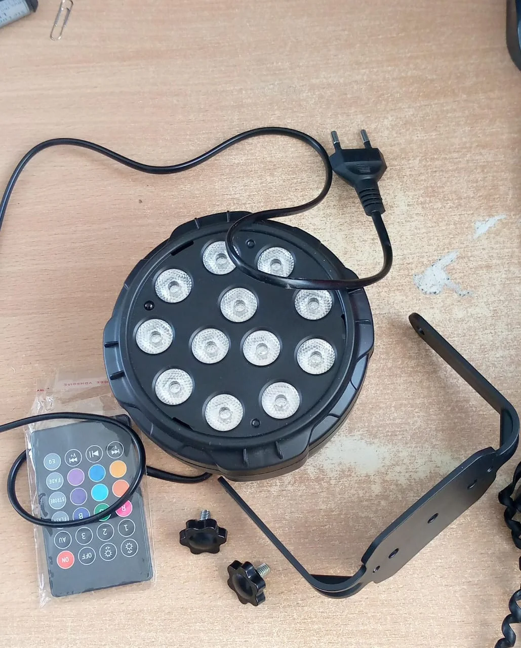 Projecteur LED RGB & Haut-Parleur Bluetooth – Jeu de Lumière pour Fêtes