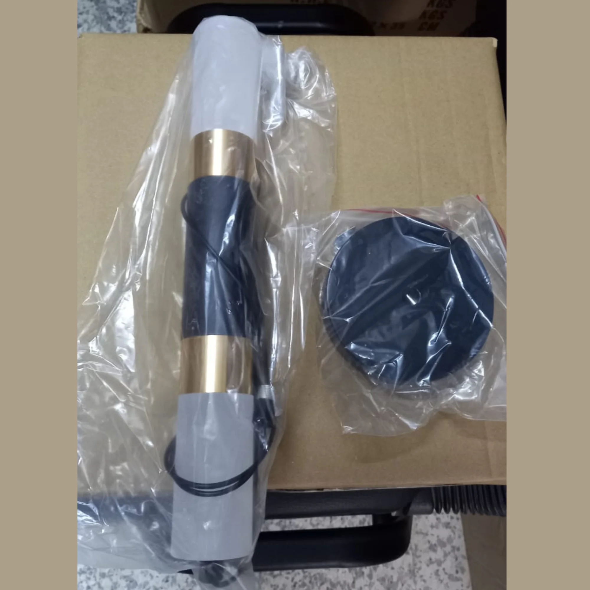 Suspension Cylindrique Luxe (Noir & Or) – Luminaire pour Tête de Lit ou Bar