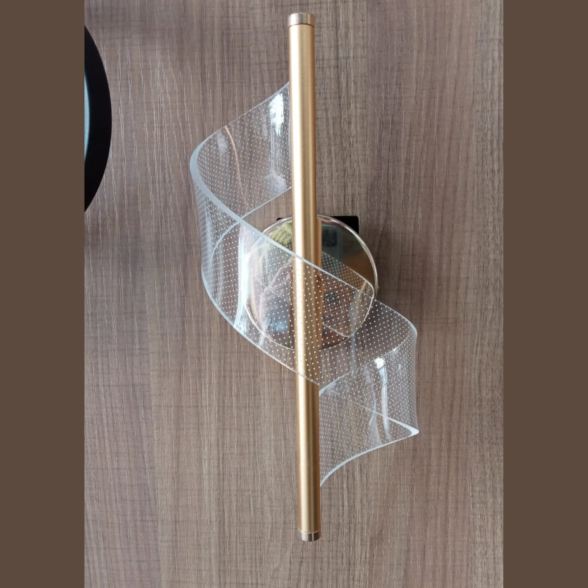 Applique Murale Ruban Torsadé  – Design 