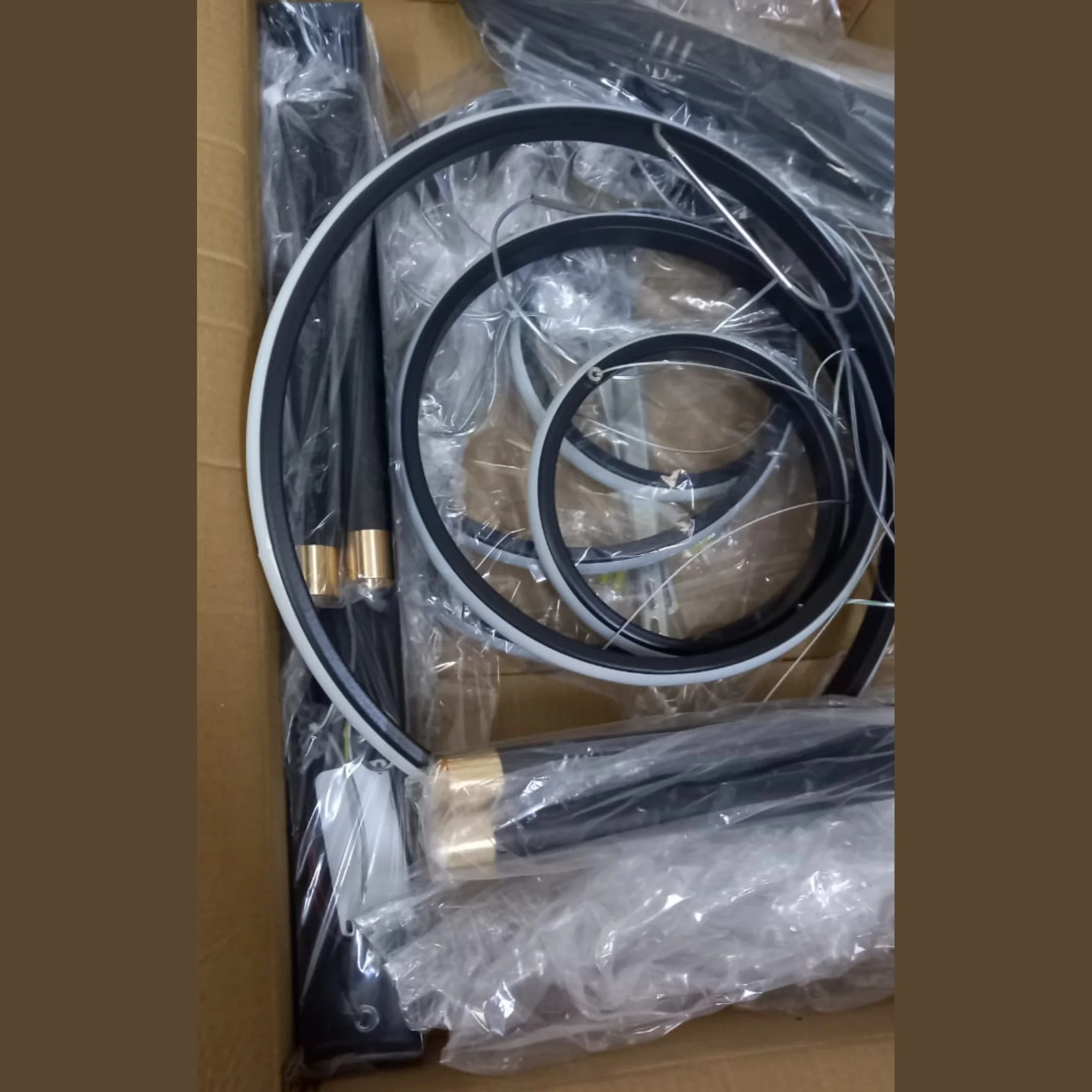 Grand Lustre Suspension Géométrique – Design Artistique (Carré ou Rond)