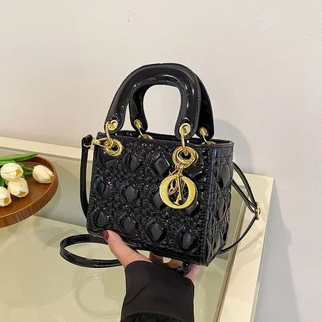 Mini Sac à Main en Cuir Verni Noir – Finitions Dorées