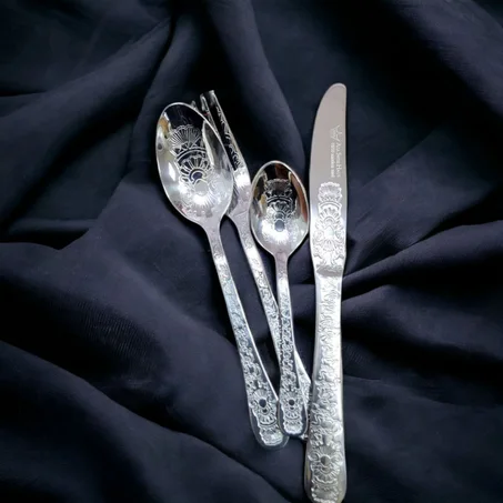 أضف لمسة من الفخامة والأناقة على سفرتك مع مجموعتنا الرائعة من الأدوات الفاخرة ذات اللون الفضي المكونة من 24 قطعة