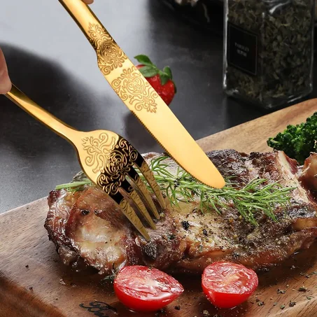 أضف لمسة من الفخامة والأناقة على سفرتك مع مجموعتنا الرائعة من الأدوات الفاخرة ذات اللون الذهبي المكونة من 24 قطعة