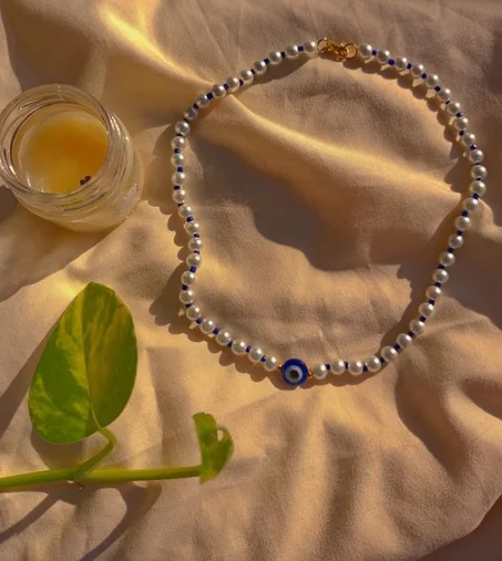 collier perle et bleu roi