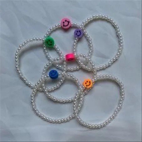 des bracelet avec des perle blanc et motifs