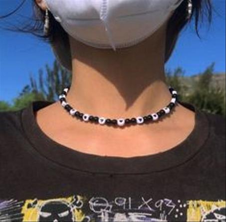 collier noir avec des coeur