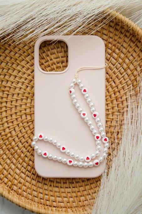 charme de telephone perle et emoji coeur