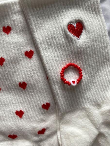 bague rouge avec couleur