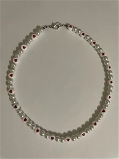 collier blanc et motifs coeur