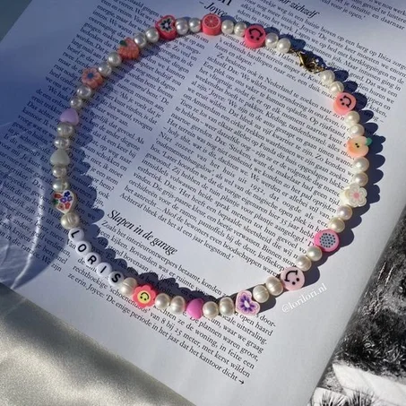 collier avec des motifs