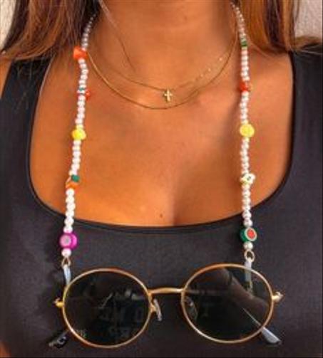 chaine de lunitte blanc avec des motifs de fruit