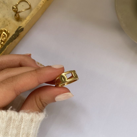 bague dorée à motif géométrique