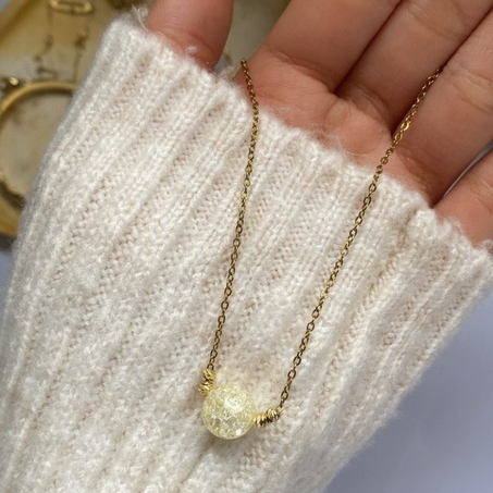 Collier doré avec des perles blanches