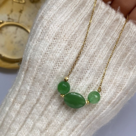 Collier doré avec des perles vertes