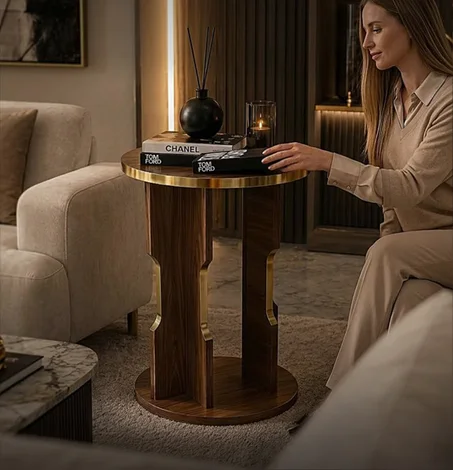 Table d’appoint NIA, chic et moderne, qui s’adapte à tous les espaces : salon moderne ou marocain, réception, hôtels, bureaux et espaces d’attente. Idéale pour exposer vos livres ou vos objet
