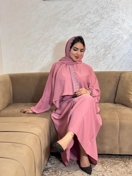 Abaya du Ramadan avec chaîne et dentelle dans un châle