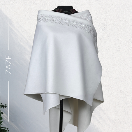 Magnifique Cape en cachemire brodée en fils de soie