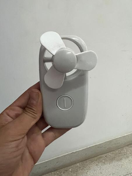 مروحة صغيرة محمولة بالبطاريات 🌬️
