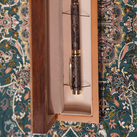 ✨ طقم قلم من خشب العود مع دهن العود السيوفي