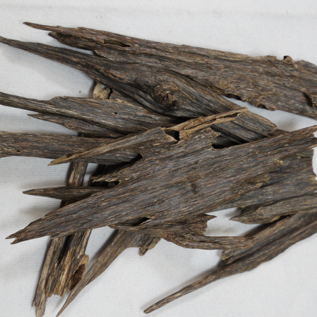 🌿 عود سيوفي هندي فاخر – تحفة العود الهندي الأصيل