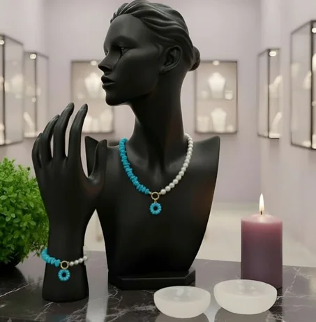 طقم نصف لؤلؤ، نصف فيروز، وكلّه أناقة وأنوثة