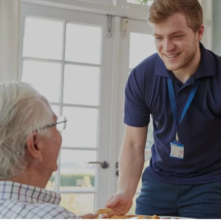 "Livraison de repas sains et adaptés pour les seniorsخدمة توصيل الطعام