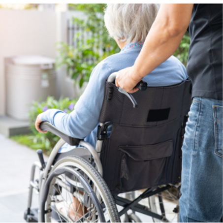خدمة التنقل لكبار السن"Service de transport sécurisé et adapté pour les personnes âgées."