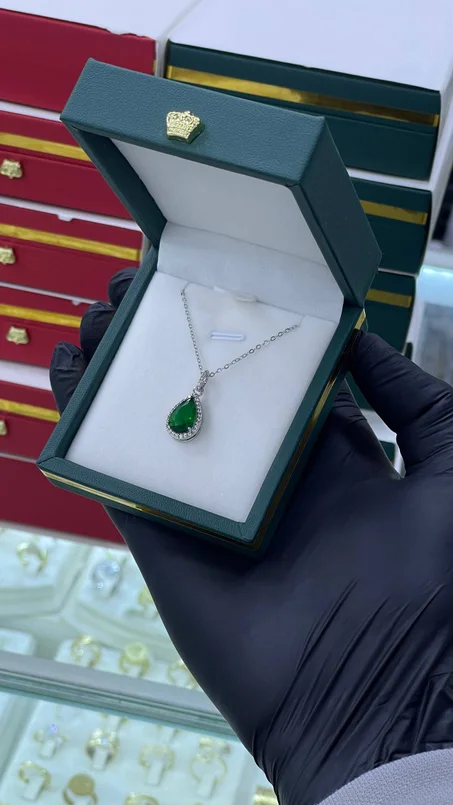 THE VIVID GREEN NECKLACE CLASSIC