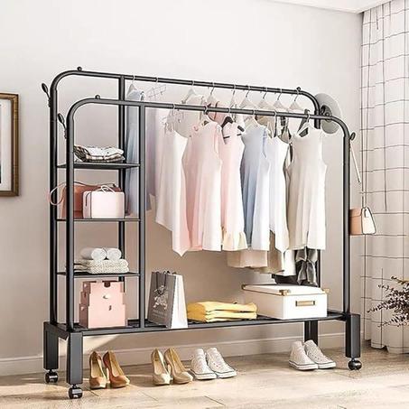 علاقة الملابس الجديدة