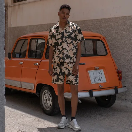 Ensemble Chemise à Manches Courtes et Short Imprimé Floral Sombre Unique