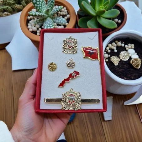 مجموعة ملكية خمسة بروشات !