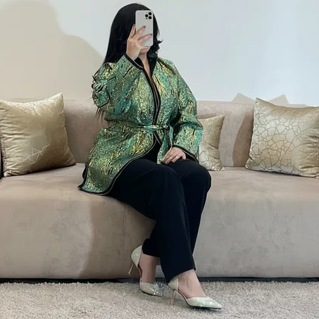 كيمونو بتصميم راقي ولمسة لامعة