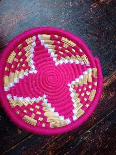 طبق مغربي تقليدي للتقديم – منسوج يدويًا باللون الوردي 🌸✨