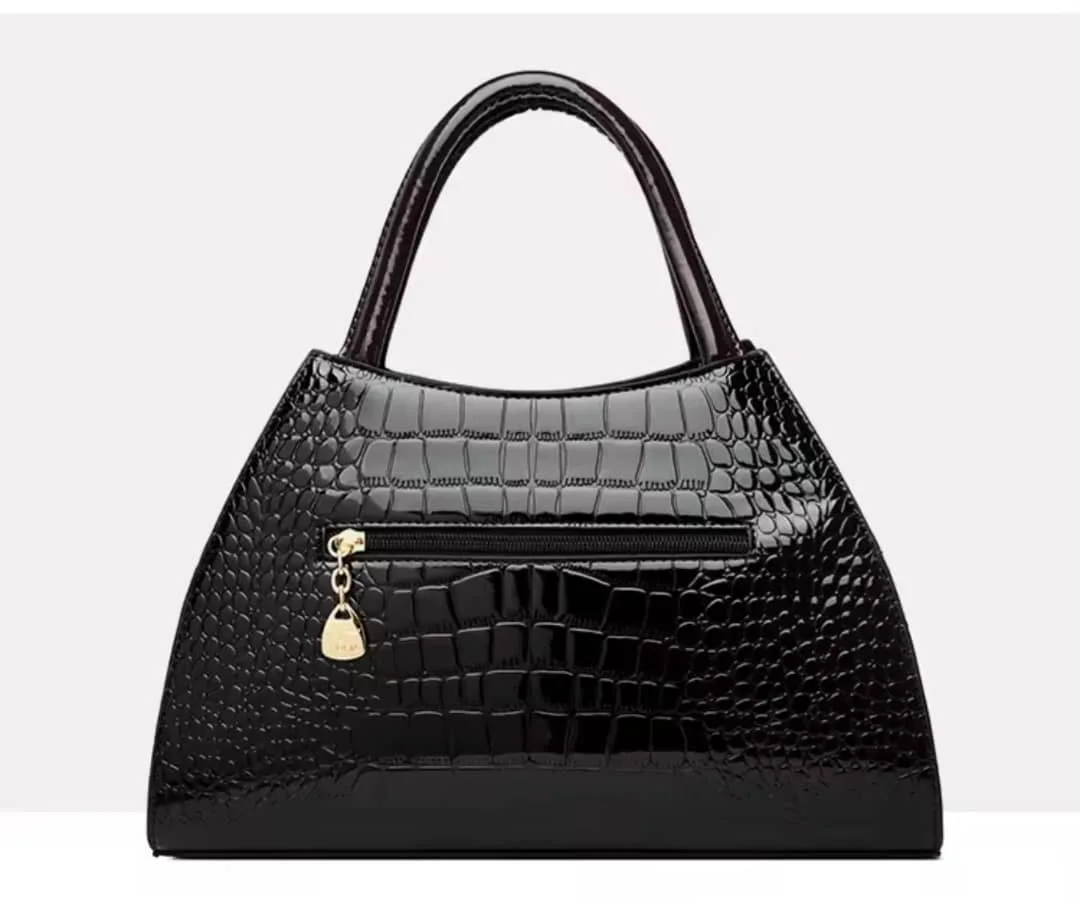 Sac à main luxe effet croco, design chic et intemporel.