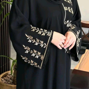 ملابس نساء تقليدية و عصرية