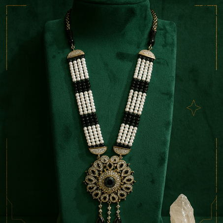 عقد اللؤلؤ الملكي – أناقة الأبيض والأسود بلمسة ذهبية