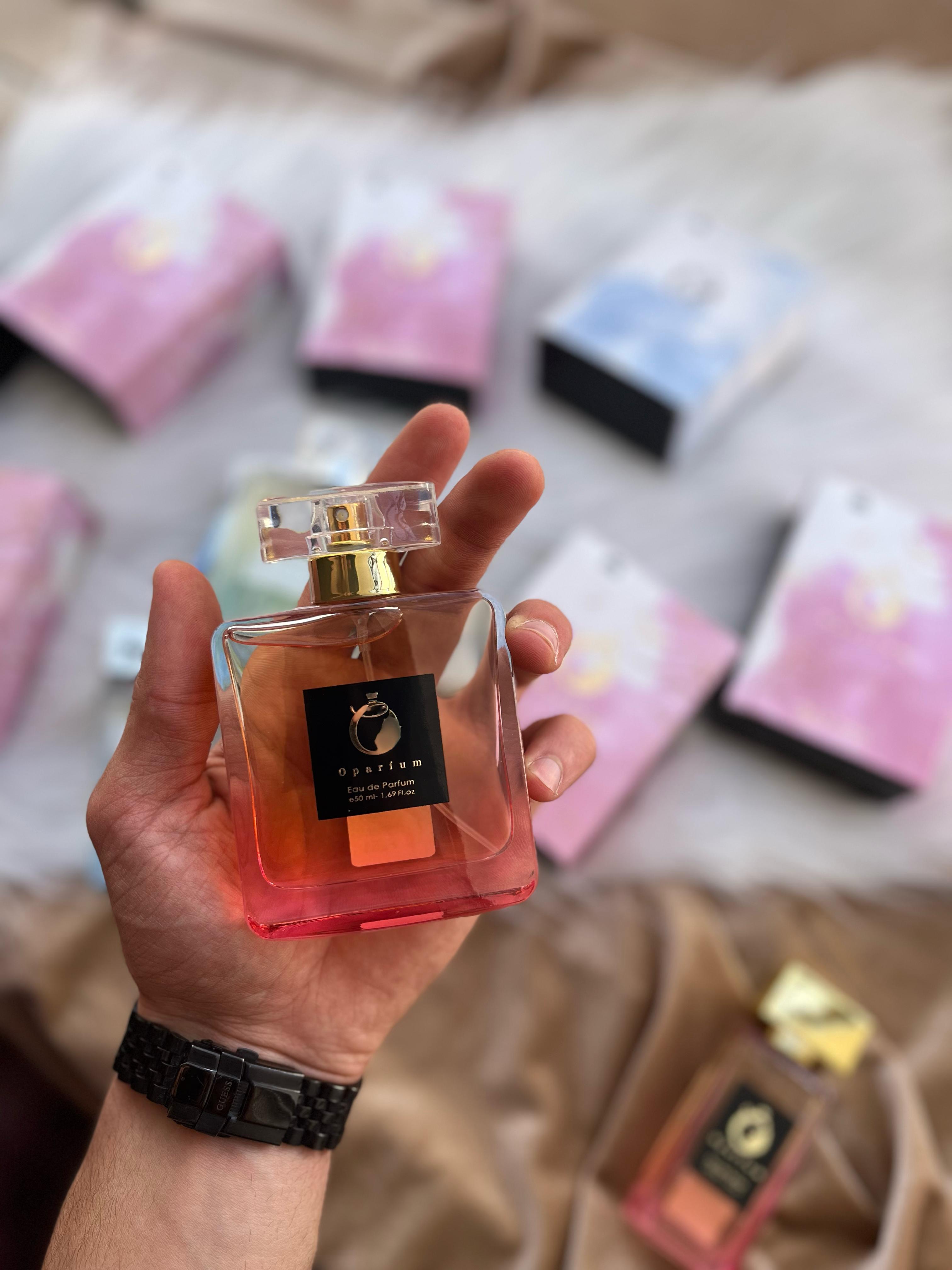 🌸 عطر نسائي فاخرمن فئة50 ML – أنوثة تُحكى، وسحر لا يُنسى🌸