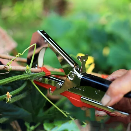 Un seul geste suffit pour attacher vos plantes proprement, sans les abîmer. La solution idéale pour tous les jardiniers
