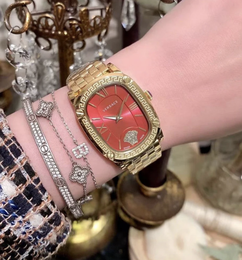 Montre Versace dorée pour femmes, cadran rouge