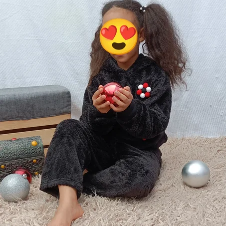Combinaison chaude avec des pompons