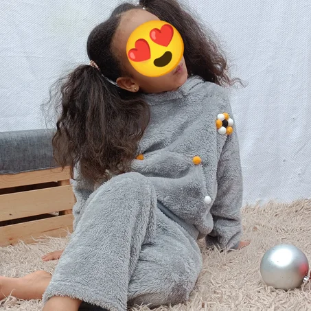 Combinaison chaude avec des pompons