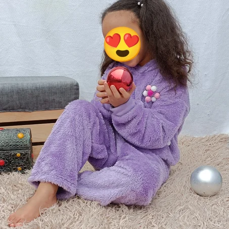 Combinaison chaude avec des pompons