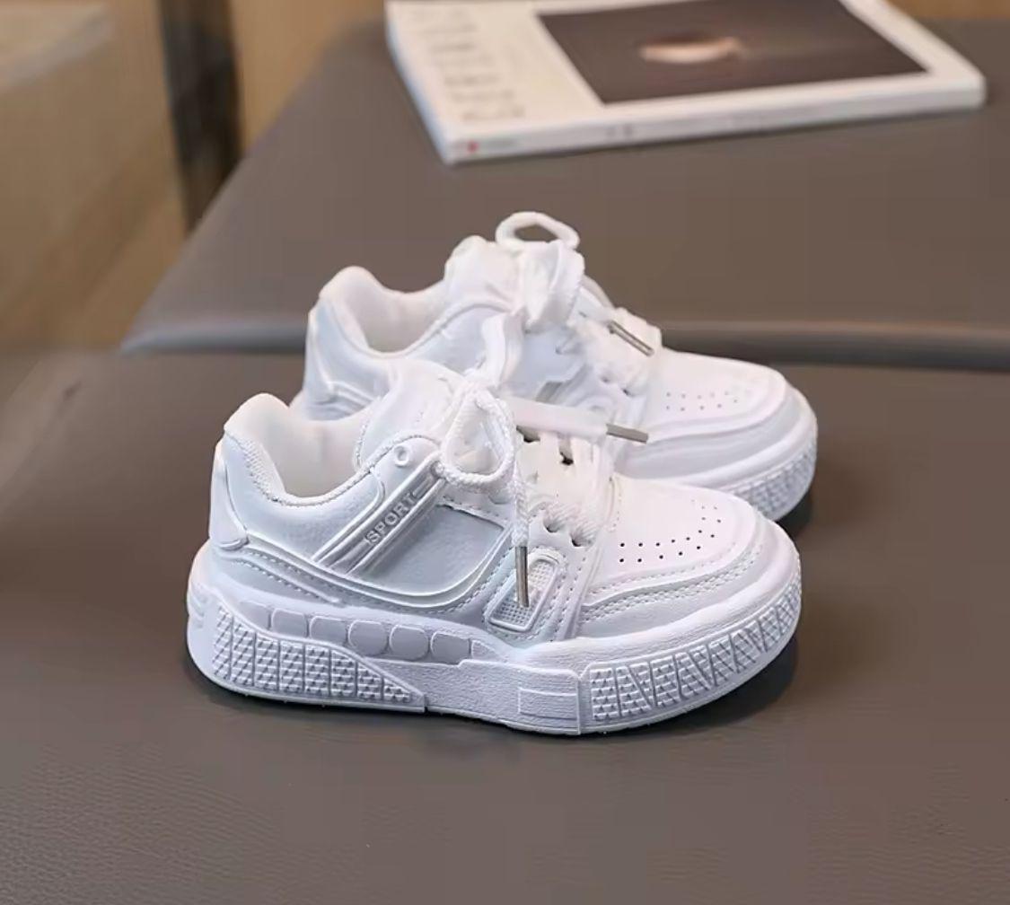 راحة وأناقة للأطفال في كل خطوة! تشكيلة مميزة من الأحذية الرياضية التي تمنح طفلك الأناقة والراحة في آنٍ واحد