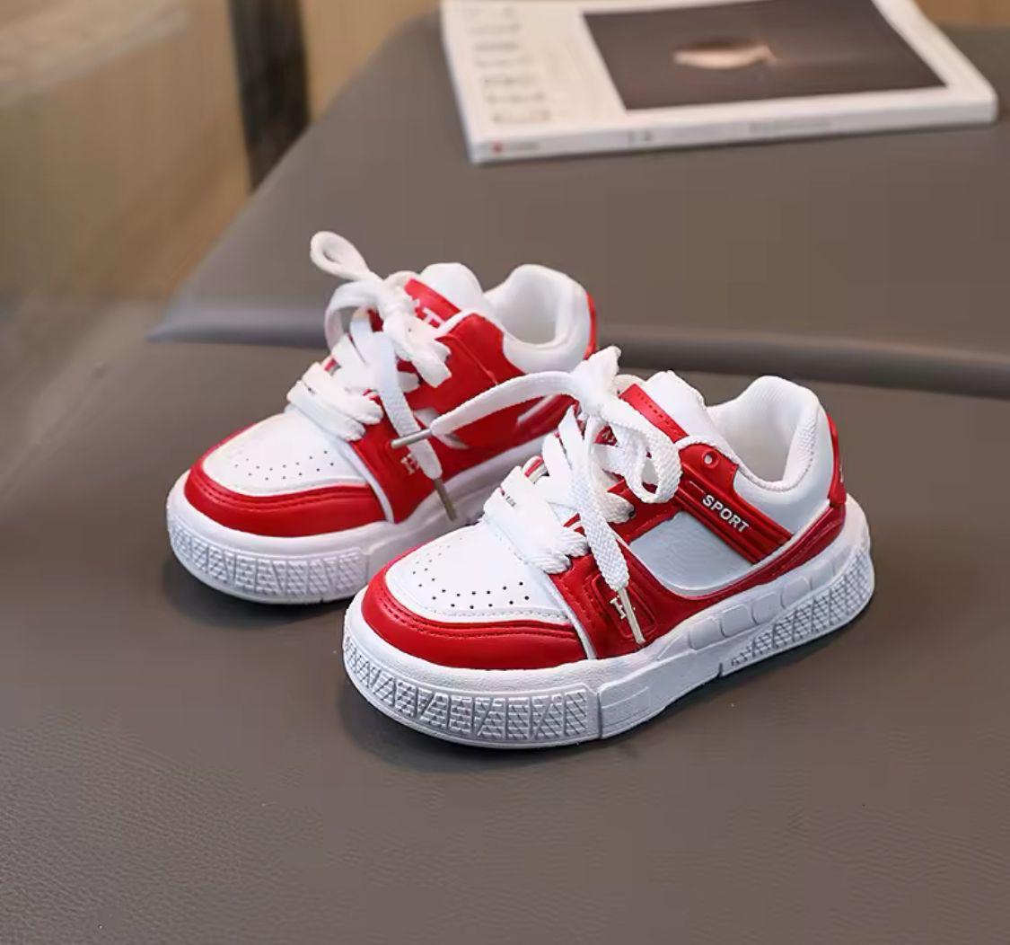 راحة وأناقة للأطفال في كل خطوة! تشكيلة مميزة من الأحذية الرياضية التي تمنح طفلك الأناقة والراحة في آنٍ واحد